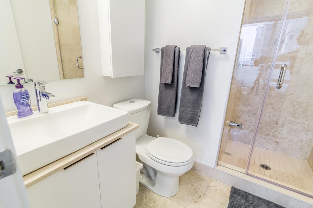טורונטו Aoc Suites - Two Bedroom Condo - City/Cn Tower View מראה חיצוני תמונה